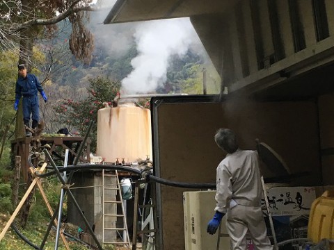 ジャバジャバと温泉を注入中!